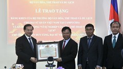 Trao Bằng khen và Kỷ niệm chương tặng Đại sứ quán và Đại sứ VN tại Campuchia