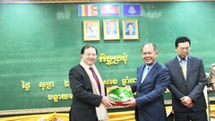 Thứ trưởng Tạ Quang Đông hội đàm với lãnh đạo tỉnh Banteay Meanchey