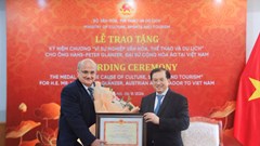 Trao tặng kỷ niệm chương “Vì sự nghiệp Văn hoá, Thể thao và Du lịch” cho Đại sứ Áo tại Việt Nam
