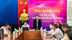 Truyền lửa cho văn nghệ sĩ