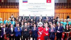 Hai Thủ tướng Việt Nam - Nga dự chương trình nghệ thuật chào mừng kỷ niệm 75 năm quan hệ ngoại giao 