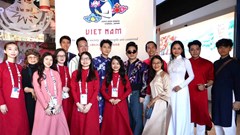 Nghệ sĩ Việt check-in tại Nhà triển lãm Việt Nam
