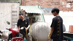 Nghẹn ngào câu chuyện người cha sửa xe nuôi con giành học bổng du học Mỹ