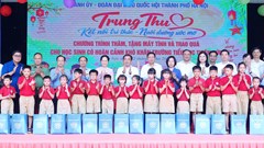 Đoàn đại biểu Quốc hội TP Hà Nội tặng quà tại Trường Tiểu học Thiên Đức