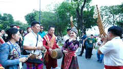 Hà Nội rực rỡ trong sắc màu văn hóa năm châu