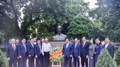 Thủ tướng dâng hoa tại tượng Bác Hồ ở New Delhi