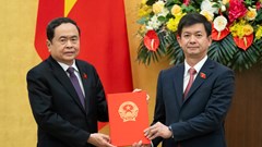 Chủ tịch Quốc hội trao Nghị quyết bầu Tổng Thư ký Quốc hội Lê Quang Tùng