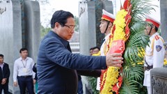 Thủ tướng dâng hương tri ân các anh hùng liệt sĩ và Mẹ Việt Nam anh hùng