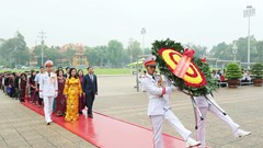 Đoàn đại biểu già làng, trưởng bản, nghệ nhân, người có uy tín các dân tộc Việt Nam báo công dâng Bác