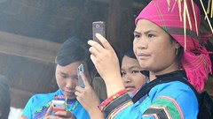 400.000 hộ nghèo, hộ cận nghèo được hỗ trợ điện thoại thông minh