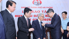 Thủ tướng Lê Minh Hưng trao Huy hiệu Đảng tặng các đảng viên lão thành