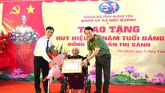 Đại tướng Lương Tam Quang, Bộ trưởng Bộ Công an trao tặng Huy hiệu cho đảng viên 80 năm tuổi Đảng