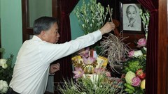 Tổng Bí thư, Chủ tịch nước Tô Lâm dâng hương tưởng nhớ Chủ tịch Hồ Chí Minh 