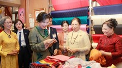Phu nhân Tổng Bí thư, Chủ tịch nước và phu nhân Tổng thống Myanmar thăm làng lụa Vạn Phúc