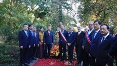 Tổng Bí thư, Chủ tịch nước Tô Lâm dâng hoa tại Tượng Chủ tịch Hồ Chí Minh ở TP Montreuil (Pháp)