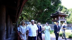 Tổng thống Panama cùng phu nhân tham quan Di tích quốc gia đặc biệt Văn Miếu - Quốc Tử Giám