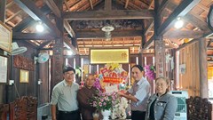 Bình Định thăm, chúc mừng tăng ni, phật tử nhân Đại lễ Phật đản 2025