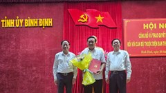 Bình Định trao quyết định nghỉ hưu cho 38 cán bộ