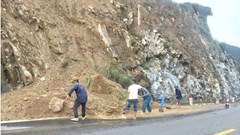 Đảm bảo lưu thông tại điểm sạt lở đèo An Khê