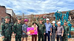 Quân khu 5 thăm, động viên các lực lượng giúp dân sau bão