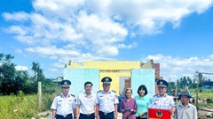 Bộ Tư lệnh Vùng Cảnh sát biển 2 trao quà cho người dân Gia Lai thiệt hại bão số 13