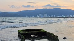 Khoanh vùng kiểm tra, trục vớt vật thể giống xe tăng ở biển Quy Nhơn