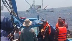 Tình người giữa biển cả