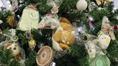 Cây thông Giáng sinh treo đồ bị bỏ quên tại ga tàu Nhật Bản 