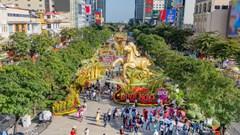 Người dân tranh thủ check-in trước giờ đóng cửa Đường hoa Nguyễn Huệ 