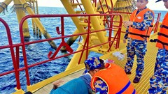 Nhà giàn DK1/11 cấp cứu ngư dân bị tai biến máu não