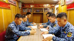  Đọc sách giữa lòng biển sâu: Chuyện “rất đời” của lính tàu ngầm