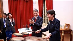 Thủ tướng Nhật Bản đánh trống truyền thống Việt Nam, cam kết nâng tầm quan hệ song phương