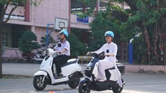 Học sinh TP.HCM thích thú trải nghiệm xe máy điện VinFast, mẫu xe mới Amio gây “sốt”
