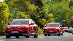 Cầm lái VinFast VF 8, khách hàng Việt thừa nhận: “Quay lại xe xăng quá khó”