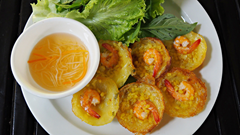TikToker Mỹ mê bánh khọt, video hút triệu view