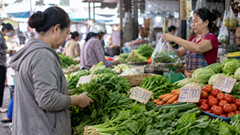 Mưa ngoài ruộng, bữa cơm trong nhà thêm đắt