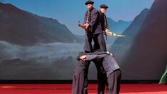 Những bờ vai nâng tiếng khèn