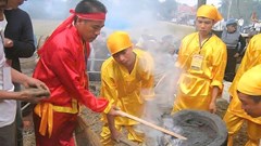 Ba thế hệ giữ lửa nghề đúc đồng làng Chè