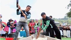 Chén trà có người kể chuyện