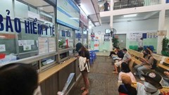 Chờ khám 90 phút vì sổ nằm trong hộc bàn: Những vướng mắc người bệnh không nên phải tự gỡ