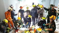 Đoàn cứu hộ Việt Nam chạy đua với thời gian tìm kiếm nạn nhân động đất