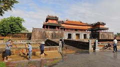 Khẩn trương phục hồi đón khách