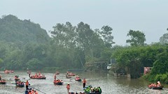 Đò chèo tay gìn giữ bản sắc chùa Hương và sinh kế người dân