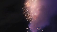 Lâm Đồng: Hàng ngàn người dân và du khách đội mưa xem bắn pháo hoa