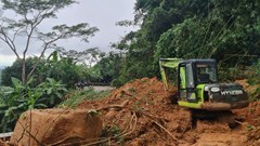 Lâm Đồng: Quốc lộ 28 tê liệt hoàn toàn vì hàng loạt điểm sạt lở trên đèo Gia Bắc