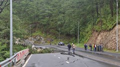 Lâm Đồng: Cấm lưu thông trên đèo Frenn do sạt lở nghiêm trọng