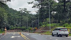 Lâm Đồng: Cấm lưu thông một phần đèo Prenn để khắc phục sạt trượt