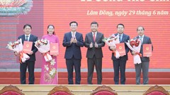 Lâm Đồng công bố và trao 10 quyết định điều động, bổ nhiệm cán bộ