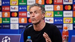 Hết say xỉn, Carragher lại bị Enrique từ chối phỏng vấn vì trang phục ‘khó ưa’