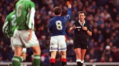 Cầu thủ nhặt thẻ giúp trọng tài rồi bị phạt thẻ vàng ngay lập tức